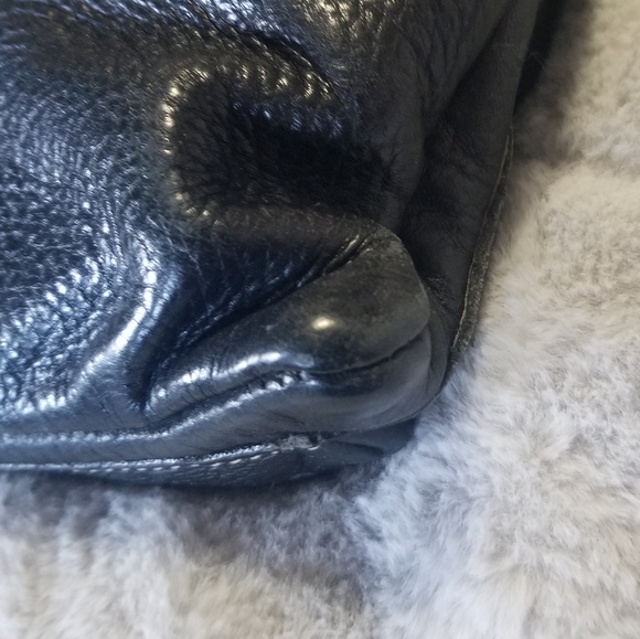 ROOTS Black Leather Messenger/Crossbody Bag - Picture 4 of 12